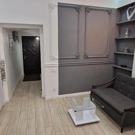 Чорно -Білий Люкс В Центрі Apartment Lviv Exterior photo